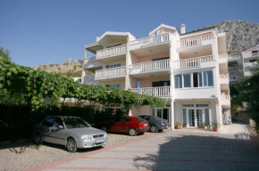 Apartments with a parking space Duce, Omis - 4650